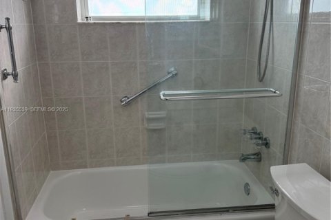 Condominio en alquiler en Lauderdale Lakes, Florida, 1 dormitorio, 63.55 m2 № 1993795 - foto 11