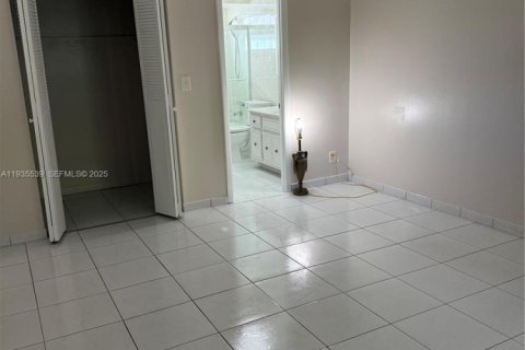 Condominio en alquiler en Lauderdale Lakes, Florida, 1 dormitorio, 63.55 m2 № 1993795 - foto 6