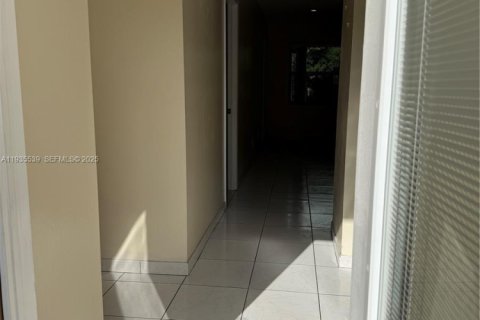 Condominio en alquiler en Lauderdale Lakes, Florida, 1 dormitorio, 63.55 m2 № 1993795 - foto 2