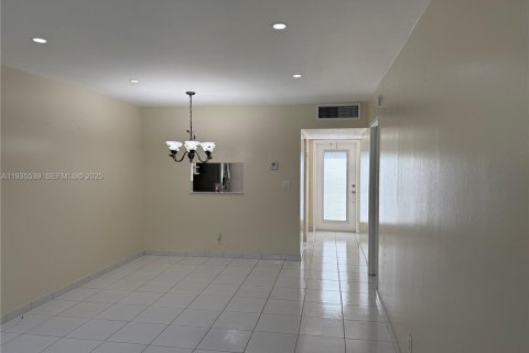 Condominio en alquiler en Lauderdale Lakes, Florida, 1 dormitorio, 63.55 m2 № 1993795 - foto 17