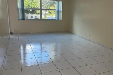Condominio en alquiler en Lauderdale Lakes, Florida, 1 dormitorio, 63.55 m2 № 1993795 - foto 4