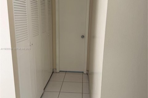 Condominio en alquiler en Lauderdale Lakes, Florida, 1 dormitorio, 63.55 m2 № 1993795 - foto 3