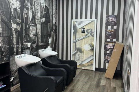 Commercial property in Kendall, Florida № 2046290