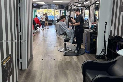 Commercial property in Kendall, Florida № 2046290 - photo 2