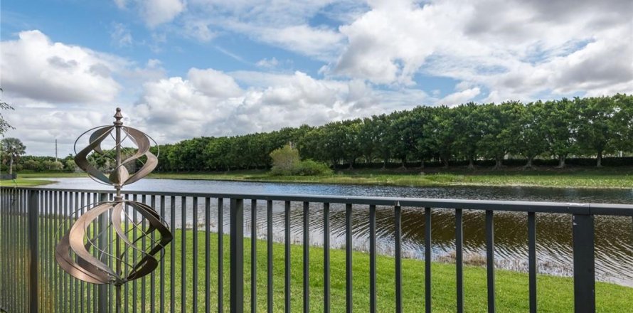 House in Weston, Florida 6 bedrooms, 435.43 sq.m. № 1141158