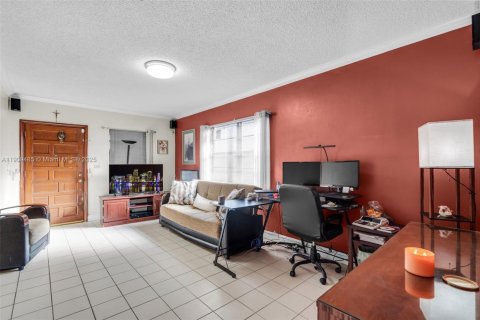 House in Miami, Florida 2 bedrooms, 86.96 sq.m. № 1965178 - photo 7