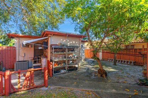 House in Miami, Florida 2 bedrooms, 86.96 sq.m. № 1965178 - photo 23