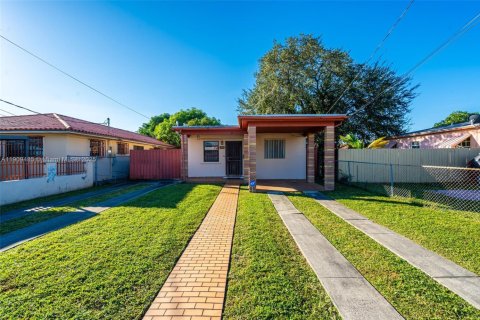 House in Miami, Florida 2 bedrooms, 86.96 sq.m. № 1965178 - photo 3