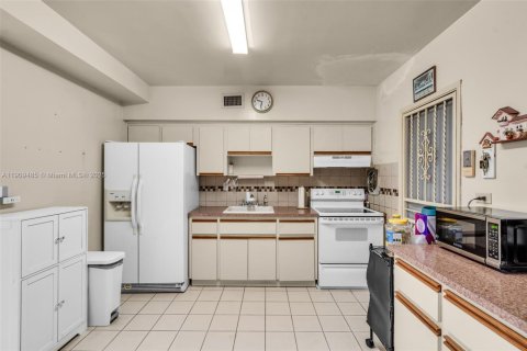 House in Miami, Florida 2 bedrooms, 86.96 sq.m. № 1965178 - photo 11