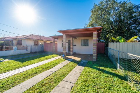 House in Miami, Florida 2 bedrooms, 86.96 sq.m. № 1965178 - photo 4