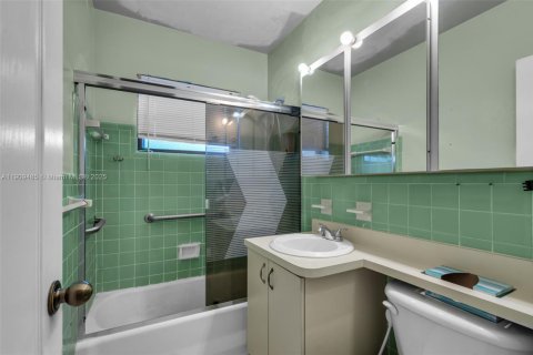 House in Miami, Florida 2 bedrooms, 86.96 sq.m. № 1965178 - photo 16