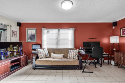 House in Miami, Florida 2 bedrooms, 86.96 sq.m. № 1965178 - photo 9