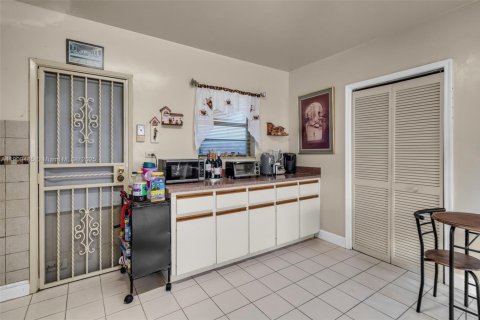 House in Miami, Florida 2 bedrooms, 86.96 sq.m. № 1965178 - photo 12