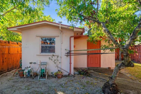 House in Miami, Florida 2 bedrooms, 86.96 sq.m. № 1965178 - photo 24