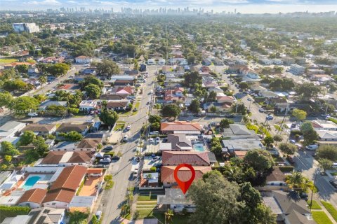 House in Miami, Florida 2 bedrooms, 86.96 sq.m. № 1965178 - photo 1