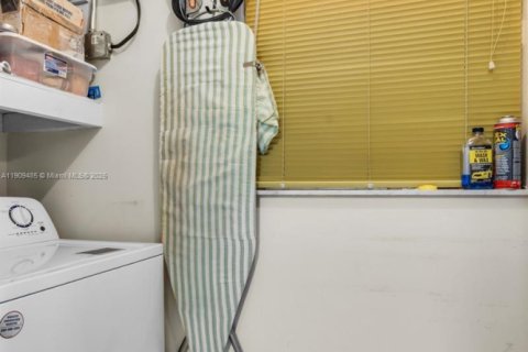 House in Miami, Florida 2 bedrooms, 86.96 sq.m. № 1965178 - photo 18