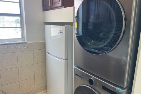 Condo in Miami, Florida, 2 bedrooms  № 2168355 - photo 2