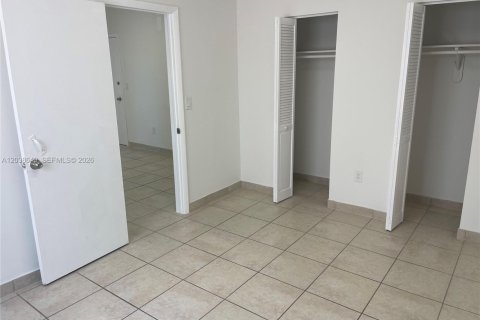 Condo in Miami, Florida, 2 bedrooms  № 2168355 - photo 11
