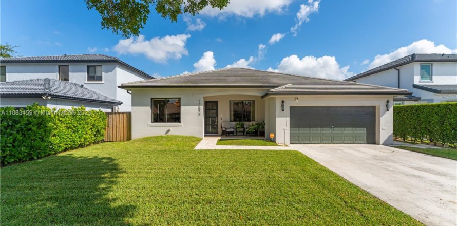 House in Miami, Florida 3 bedrooms, 166.2 sq.m. № 1929701