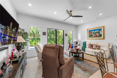 House in Miami, Florida 3 bedrooms, 166.2 sq.m. № 1929701 - photo 11