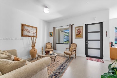 House in Miami, Florida 3 bedrooms, 166.2 sq.m. № 1929701 - photo 2