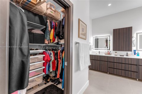 House in Miami, Florida 3 bedrooms, 166.2 sq.m. № 1929701 - photo 19