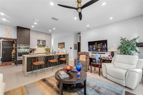 House in Miami, Florida 3 bedrooms, 166.2 sq.m. № 1929701 - photo 10