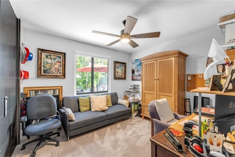 House in Miami, Florida 3 bedrooms, 166.2 sq.m. № 1929701 - photo 23