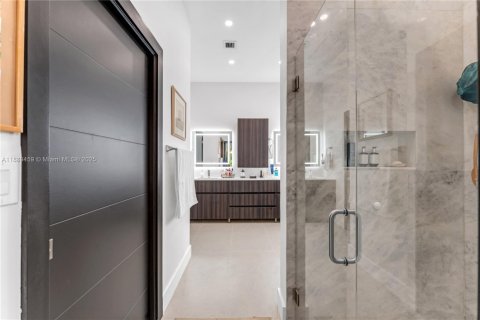 House in Miami, Florida 3 bedrooms, 166.2 sq.m. № 1929701 - photo 15