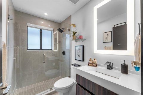 House in Miami, Florida 3 bedrooms, 166.2 sq.m. № 1929701 - photo 22
