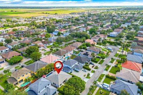 House in Miami, Florida 3 bedrooms, 166.2 sq.m. № 1929701 - photo 28