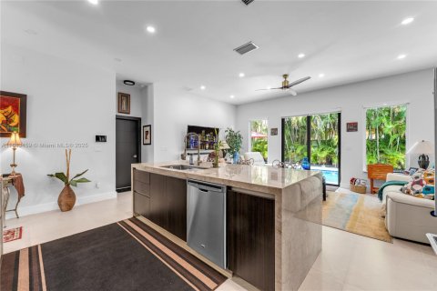 House in Miami, Florida 3 bedrooms, 166.2 sq.m. № 1929701 - photo 6