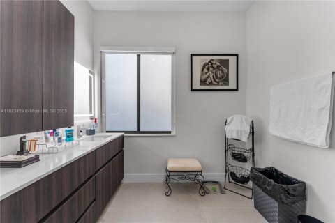 House in Miami, Florida 3 bedrooms, 166.2 sq.m. № 1929701 - photo 18