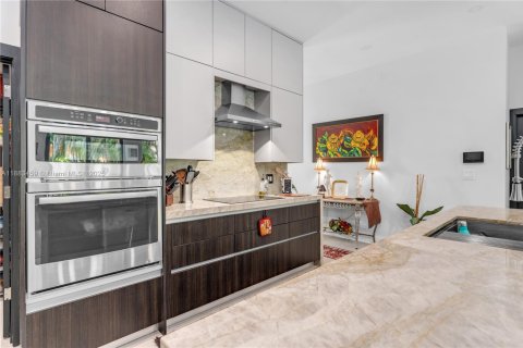 House in Miami, Florida 3 bedrooms, 166.2 sq.m. № 1929701 - photo 7