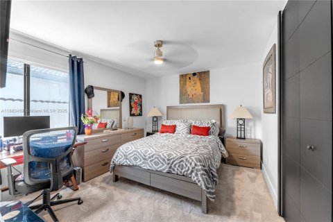 House in Miami, Florida 3 bedrooms, 166.2 sq.m. № 1929701 - photo 20