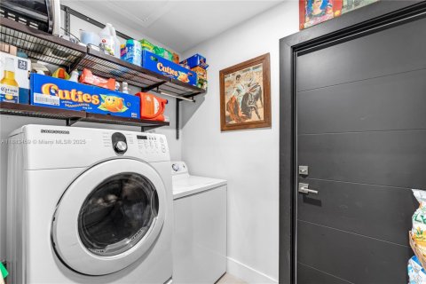 House in Miami, Florida 3 bedrooms, 166.2 sq.m. № 1929701 - photo 24