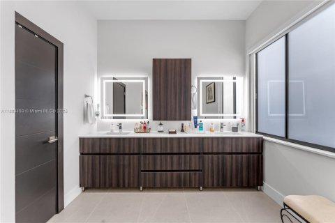 House in Miami, Florida 3 bedrooms, 166.2 sq.m. № 1929701 - photo 17