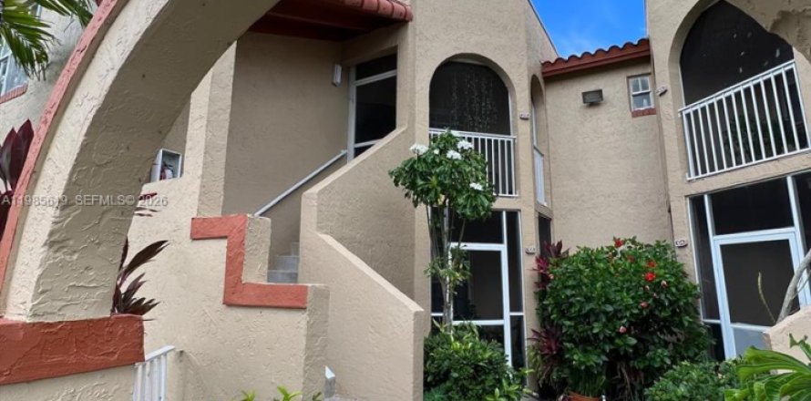 Condominio en Pembroke Pines, Florida, 2 dormitorios  № 2087944