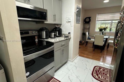 Condominio en alquiler en Pembroke Pines, Florida, 2 dormitorios, 91.51 m2 № 2087944 - foto 8