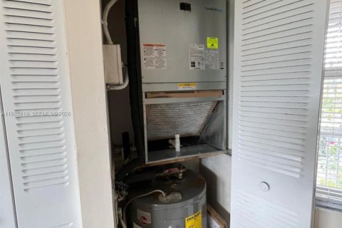 Condominio en alquiler en Pembroke Pines, Florida, 2 dormitorios, 91.51 m2 № 2087944 - foto 13
