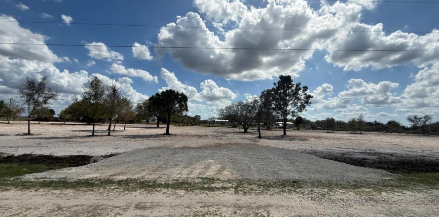 Commercial property in Okeechobee, Florida № 2146116