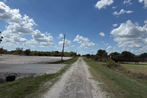Commercial property in Okeechobee, Florida № 2146116 - photo 9