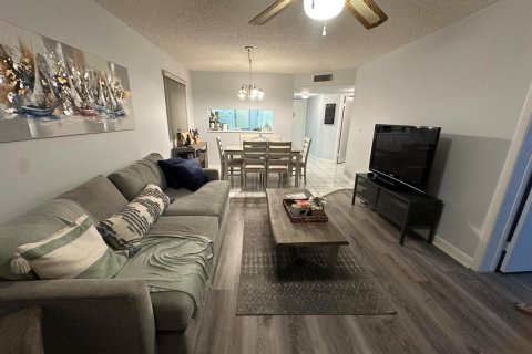 Condo in Lake Worth, Florida, 2 bedrooms  № 2241531 - photo 2