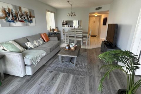 Condo in Lake Worth, Florida, 2 bedrooms № 2241531