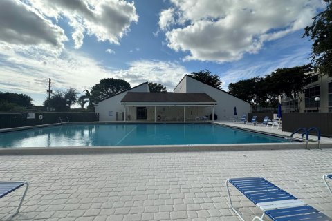 Condo in Lake Worth, Florida, 2 bedrooms  № 2241531 - photo 18