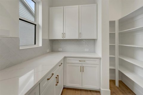 House in Sarasota, Florida 4 bedrooms, 264.77 sq.m. № 2116983 - photo 8
