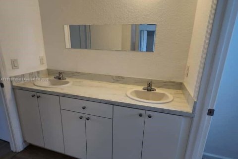 House in Florida City, Florida 3 bedrooms, 118.54 sq.m. № 1839696 - photo 17