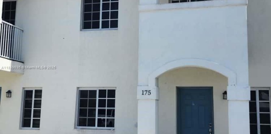 House in Florida City, Florida 3 bedrooms, 118.54 sq.m. № 1839696