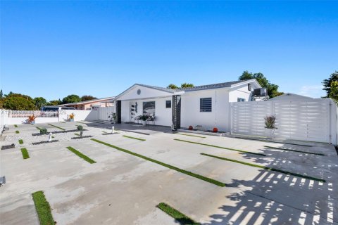 Villa ou maison à Miami Gardens, Floride 3 chambres, 94.02 m2 № 2398009