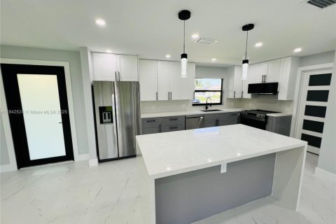 Купить виллу или дом в Кейп-Корал, Флорида 3 спальни, № 1939807 - фото 1